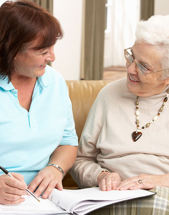 Betreuungskraft berät Seniorin